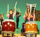 大川木工まつりの園児演奏で和太鼓を披露しました